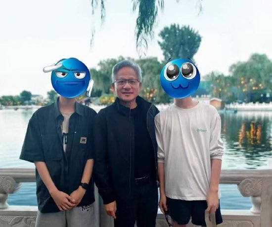 偶遇黄仁勋夜游什刹海，网友：收亲笔签名红包，沾好运