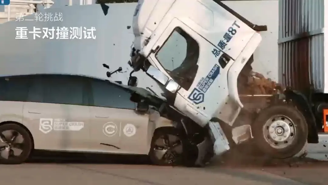 理想i8和乘龙卡车对撞测试，理想汽车最新回应：致其意外卷入争议属无心之举